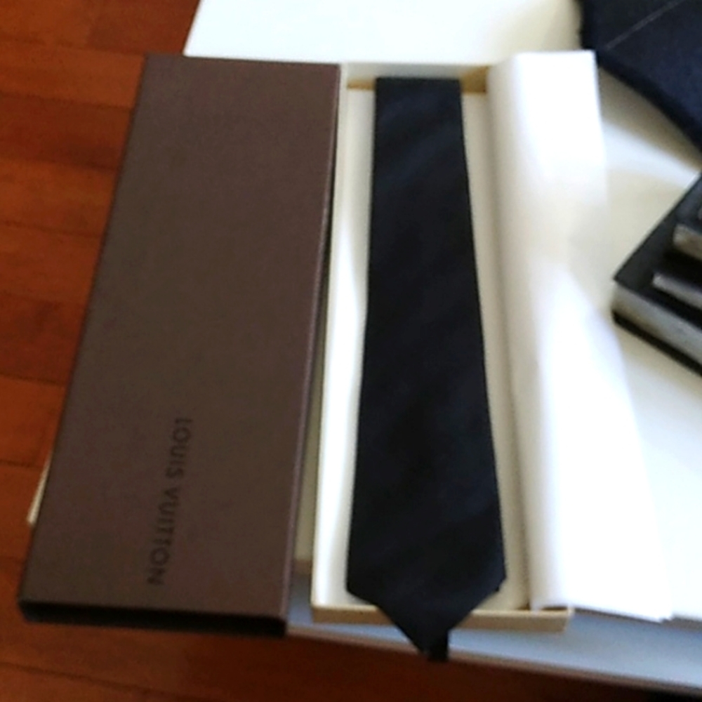 Louis Vuitton men's tie in black BNWOT